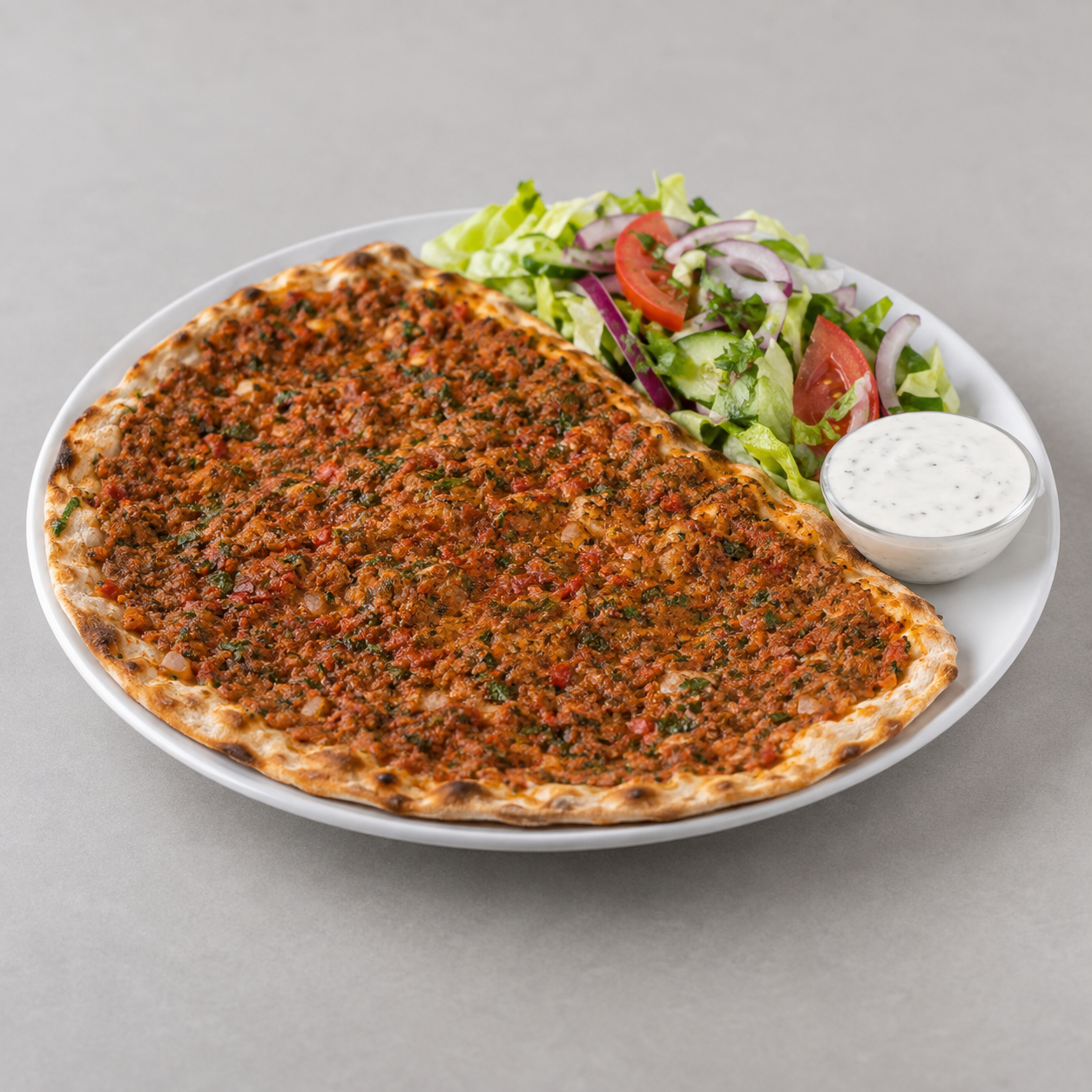 Lahmacun mit Salat und Sauce